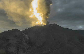 Volcán Puracé en Colombia emite columna de ceniza y gases de más de 500 metros Volcán Puracé en Colombia emite columna de ceniza y gases de más de 500 metros