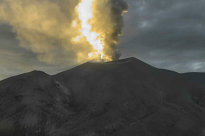 Volcán Puracé en Colombia emite columna de ceniza y gases de más de 500 metros Volcán Puracé en Colombia emite columna de ceniza y gases de más de 500 metros