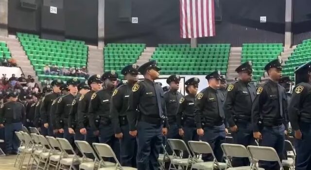 Birmingham gradúa su promoción de reclutas más grande para reforzar la seguridad Birmingham gradúa su promoción de reclutas más grande para reforzar la seguridad