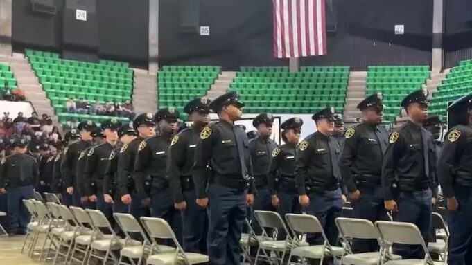 Birmingham gradúa su promoción de reclutas más grande para reforzar la seguridad Birmingham gradúa su promoción de reclutas más grande para reforzar la seguridad