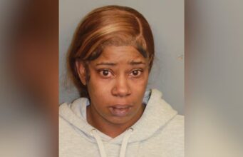 Hija acusada de empujar a su madre, fracturarle la cadera y rociarla con gas pimienta Hija acusada de empujar a su madre, fracturarle la cadera y rociarla con gas pimienta