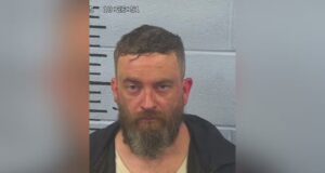 Hombre acusado de homicidio imprudente en accidente que mató a su hermana Hombre acusado de homicidio imprudente en accidente que mató a su hermana