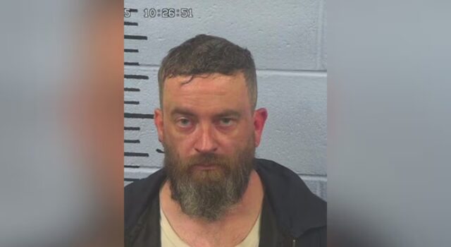 Hombre acusado de homicidio imprudente en accidente que mató a su hermana Hombre acusado de homicidio imprudente en accidente que mató a su hermana