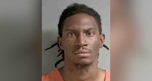 Policía arresta a sospechoso de apuñalamiento en estacionamiento de Walmart en Jacksonville Policía arresta a sospechoso de apuñalamiento en estacionamiento de Walmart en Jacksonville