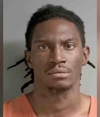 Policía arresta a sospechoso de apuñalamiento en estacionamiento de Walmart en Jacksonville Policía arresta a sospechoso de apuñalamiento en estacionamiento de Walmart en Jacksonville