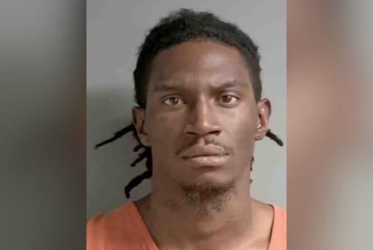 Policía arresta a sospechoso de apuñalamiento en estacionamiento de Walmart en Jacksonville Policía arresta a sospechoso de apuñalamiento en estacionamiento de Walmart en Jacksonville