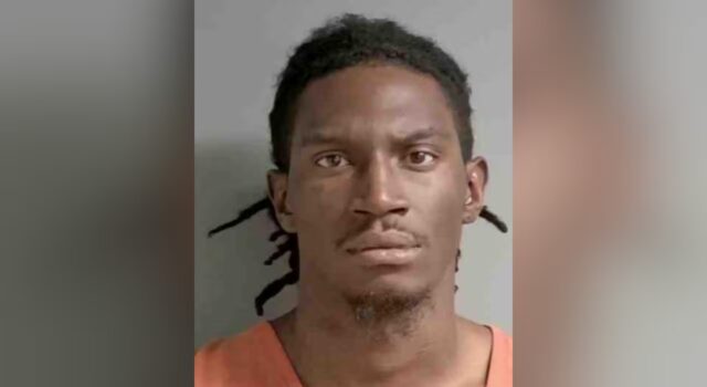 Policía arresta a sospechoso de apuñalamiento en estacionamiento de Walmart en Jacksonville Policía arresta a sospechoso de apuñalamiento en estacionamiento de Walmart en Jacksonville