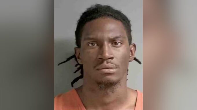 Policía arresta a sospechoso de apuñalamiento en estacionamiento de Walmart en Jacksonville Policía arresta a sospechoso de apuñalamiento en estacionamiento de Walmart en Jacksonville