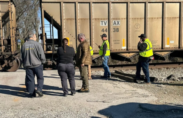 Tren choca con semirremolque en Courtland; no se reportan heridos