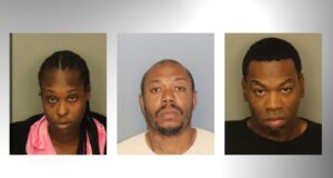 Tres personas acusadas de matar a golpes a un hombre mientras lo robaban Tres personas acusadas de matar a golpes a un hombre mientras lo robaban