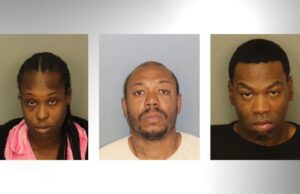 Tres personas acusadas de matar a golpes a un hombre mientras lo robaban Tres personas acusadas de matar a golpes a un hombre mientras lo robaban