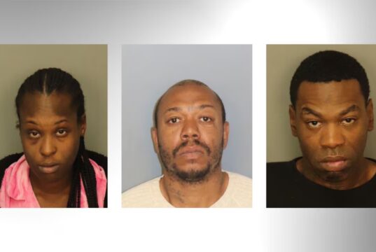 Tres personas acusadas de matar a golpes a un hombre mientras lo robaban Tres personas acusadas de matar a golpes a un hombre mientras lo robaban