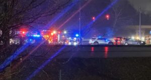 University Drive cerrada tras un accidente que dañó una importante línea eléctrica University Drive cerrada tras un accidente que dañó una importante línea eléctrica