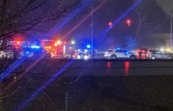 University Drive cerrada tras un accidente que dañó una importante línea eléctrica University Drive cerrada tras un accidente que dañó una importante línea eléctrica