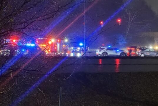 University Drive cerrada tras un accidente que dañó una importante línea eléctrica University Drive cerrada tras un accidente que dañó una importante línea eléctrica