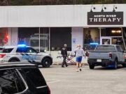 Vehículo choca contra negocio en Northport Vehículo choca contra negocio en Northport