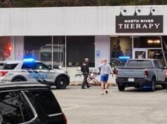 Vehículo choca contra negocio en Northport Vehículo choca contra negocio en Northport