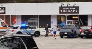 Vehículo choca contra negocio en Northport Vehículo choca contra negocio en Northport