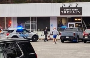 Vehículo choca contra negocio en Northport Vehículo choca contra negocio en Northport