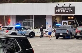 Vehículo choca contra negocio en Northport Vehículo choca contra negocio en Northport