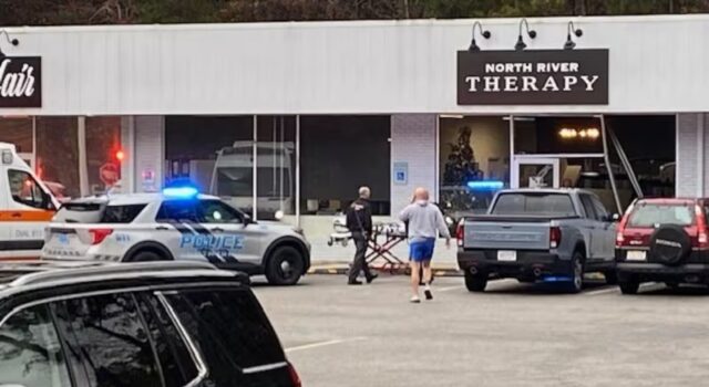 Vehículo choca contra negocio en Northport Vehículo choca contra negocio en Northport