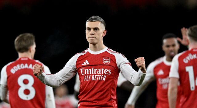 Arsenal domina el campo con una contundente e indiscutible demostración de poder Arsenal domina el campo con una contundente e indiscutible demostración de poder