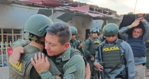 Ataque guerrillero en pueblo colombiano deja varios heridos y graves daños materiales Ataque guerrillero en pueblo colombiano deja varios heridos y graves daños materiales