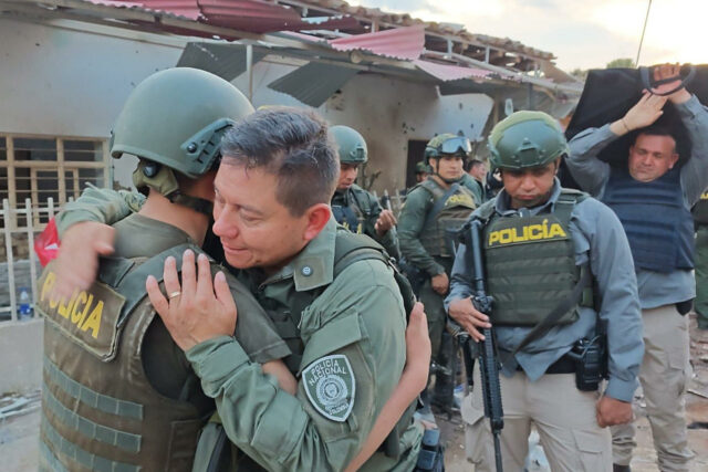 Ataque guerrillero en pueblo colombiano deja varios heridos y graves daños materiales