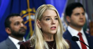 Cinco arrestados por el FBI, acusados de planear un ataque terrorista en California Cinco arrestados por el FBI, acusados de planear un ataque terrorista en California