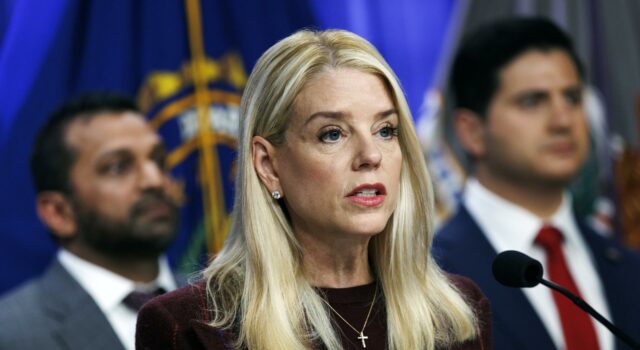 Cinco arrestados por el FBI, acusados de planear un ataque terrorista en California Cinco arrestados por el FBI, acusados de planear un ataque terrorista en California