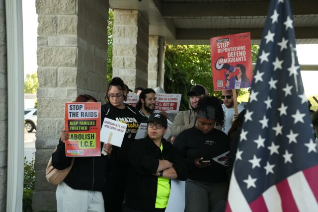 Demandantes de Chicago declaran victoria legal contra político operativo migratorio de Trump