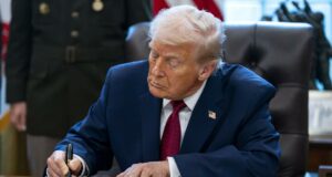 Donald Trump extiende la prohibición de viaje a siete naciones y autoridades palestinas Donald Trump extiende la prohibición de viaje a siete naciones y autoridades palestinas