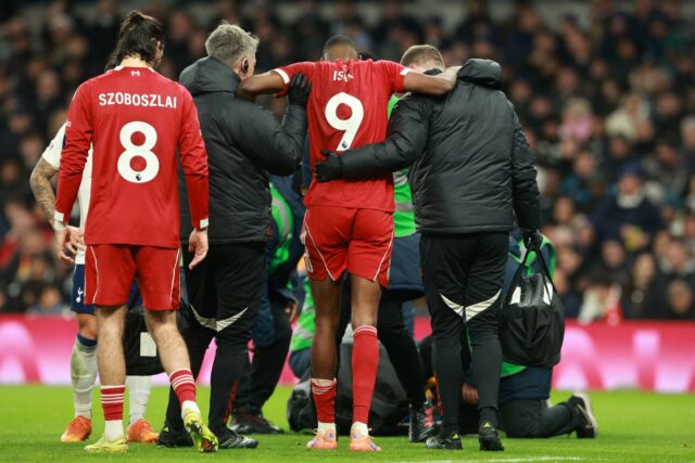 El delantero sueco del Liverpool, Isak, fue operado tras sufrir fractura de peroné