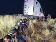 Encuentran 23 migrantes ocultos en cabina de descanso de camión en Texas Encuentran 23 migrantes ocultos en cabina de descanso de camión en Texas