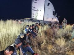 Encuentran 23 migrantes ocultos en cabina de descanso de camión en Texas Encuentran 23 migrantes ocultos en cabina de descanso de camión en Texas