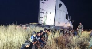 Encuentran 23 migrantes ocultos en cabina de descanso de camión en Texas Encuentran 23 migrantes ocultos en cabina de descanso de camión en Texas