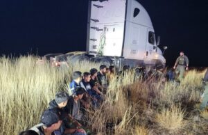 Encuentran 23 migrantes ocultos en cabina de descanso de camión en Texas Encuentran 23 migrantes ocultos en cabina de descanso de camión en Texas