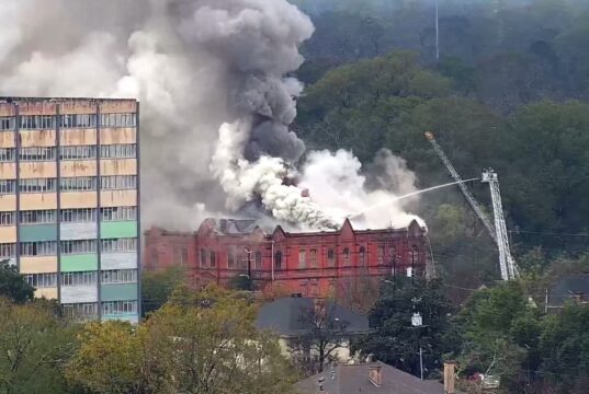 Funcionarios reaccionan ante incendio en la Escuela Sayre Street de Montgomery Funcionarios reaccionan ante incendio en la Escuela Sayre Street de Montgomery