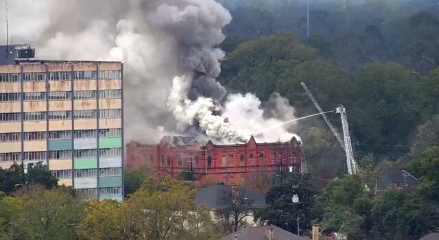 Funcionarios reaccionan ante incendio en la Escuela Sayre Street de Montgomery Funcionarios reaccionan ante incendio en la Escuela Sayre Street de Montgomery