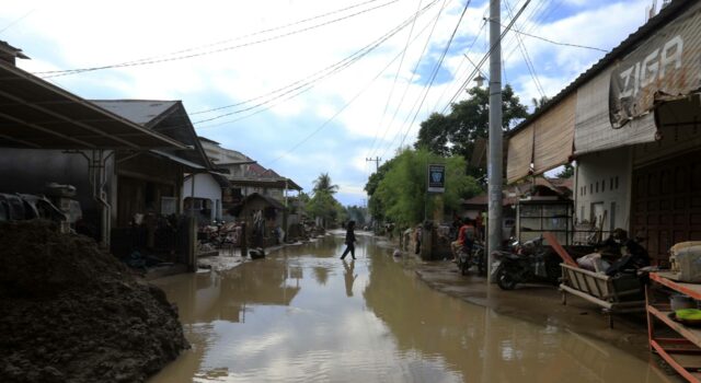 Inundaciones graves en el sur y sudeste de Asia dejan alrededor de 1.300 muertos Inundaciones graves en el sur y sudeste de Asia dejan alrededor de 1.300 muertos