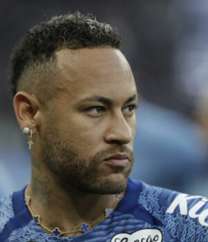 Neymar fue operado con éxito mediante una artroscopia para corregir su lesión de menisco Neymar fue operado con éxito mediante una artroscopia para corregir su lesión de menisco