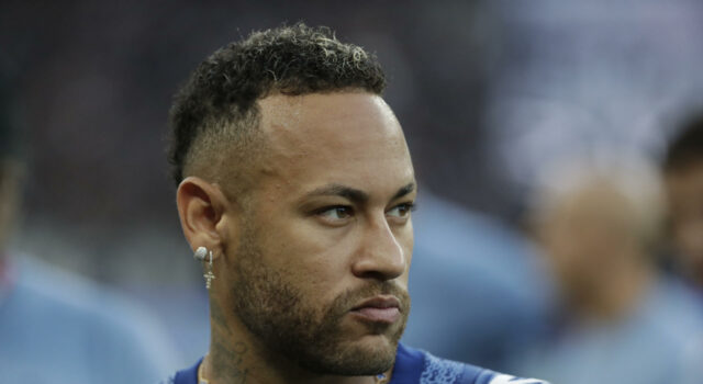 Neymar fue operado con éxito mediante una artroscopia para corregir su lesión de menisco Neymar fue operado con éxito mediante una artroscopia para corregir su lesión de menisco