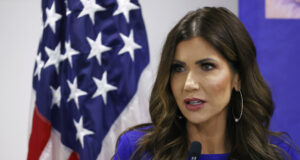 Noem sugiere a Trump prohibir viajar a EE.UU. a personas de países que envían “invasores” Noem sugiere a Trump prohibir viajar a EE.UU. a personas de países que envían "invasores"