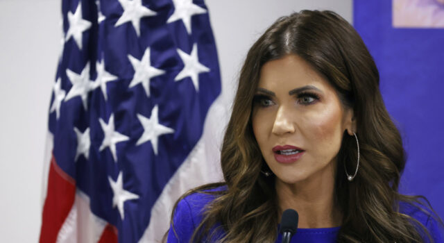 Noem sugiere a Trump prohibir viajar a EE.UU. a personas de países que envían “invasores” Noem sugiere a Trump prohibir viajar a EE.UU. a personas de países que envían "invasores"