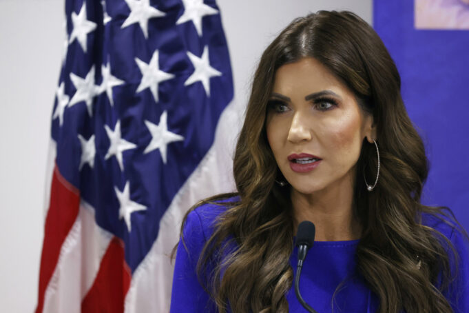 Noem sugiere a Trump prohibir viajar a EE.UU. a personas de países que envían “invasores” Noem sugiere a Trump prohibir viajar a EE.UU. a personas de países que envían "invasores"