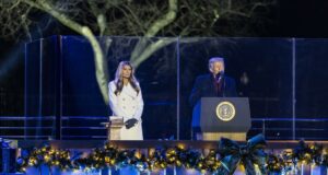 Trump y la primera dama encendieron el árbol navideño de la Casa Blanca Trump y la primera dama encendieron el árbol navideño de la Casa Blanca