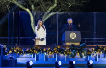 Trump y la primera dama encendieron el árbol navideño de la Casa Blanca Trump y la primera dama encendieron el árbol navideño de la Casa Blanca