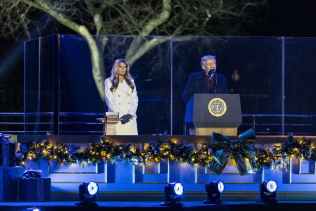 Trump y la primera dama encendieron el árbol navideño de la Casa Blanca