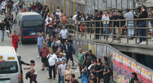 Lima inicia paro de transporte para exigir medidas contra la creciente criminalidad Lima inicia paro de transporte para exigir medidas contra la creciente criminalidad