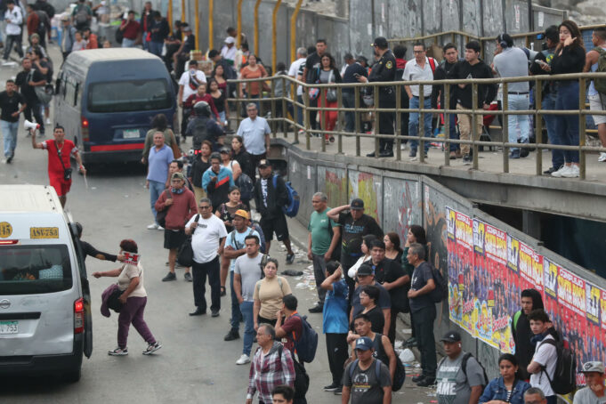Lima inicia paro de transporte para exigir medidas contra la creciente criminalidad Lima inicia paro de transporte para exigir medidas contra la creciente criminalidad